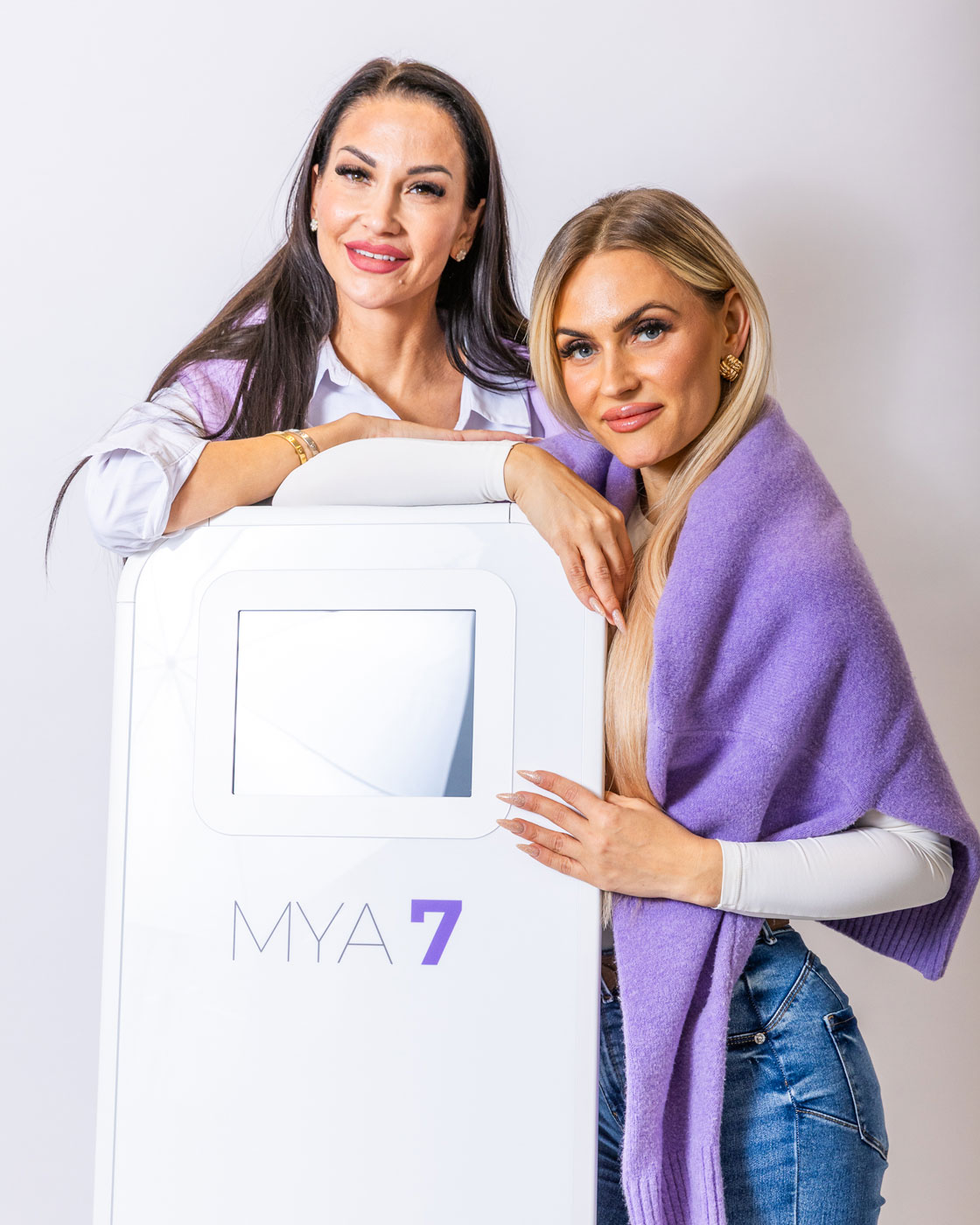 Inhaberin Melinda Kovacs mit ihrer Kollegin am MYA PRO-Behandlungssystem im Studio Abnehmen im Liegen Leipzig – persönliche Betreuung mit zertifizierter Technologie